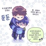  &gt;_&lt; 2boys animal_background arms_around_neck black_hair blue_hoodie bodysuit brown_hair carrying chibi closed_eyes commentary_request ensemsultang eoduun_badaui_deungbul-i_doeeo full_body hood hood_down hoodie korean_commentary korean_text male_focus male_swimwear multiple_boys no_mouth park_moo-hyun piggyback short_hair simple_background standing translation_request trembling wetsuit 