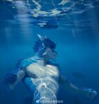  1boy bara blue_fur dragon_boy dragon_horns fish furry furry_male hand_up highres horns large_pectorals looking_to_the_side maiyabuhantang male_focus muscular muscular_male nipples nude original pectorals short_hair solo stomach thick_eyebrows underwater upper_body 