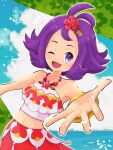  1girl acerola_(pokemon) acerola_(sygna_suit)_(pokemon) blue_sky flower hair_flower hair_ornament highres looking_at_viewer midriff navel ocean official_alternate_costume one_eye_closed open_mouth outstretched_arm pokemon pokemon_(game) pokemon_masters_ex purple_eyes purple_hair sky smile solo tsugomori_(sprn303) 