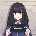  1girl :| akamirai black_hair blue_jacket closed_mouth holding holding_sign inoue_takina jacket long_hair looking_at_viewer lycoris_recoil lycoris_uniform mugshot purple_eyes sign 