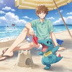  1boy ^_^ absurdres beach beach_umbrella brown_eyes brown_footwear brown_hair bucket character_print closed_eyes cloud green_shirt grin highres holding merchandise morikura_en official_art pokemon pokemon_(creature) polo_shirt quagsire sand sand_castle sand_sculpture sandals shirt short_hair short_sleeves shorts sitting sky smile sparkle striped_umbrella totodile trowel umbrella water white_shorts 