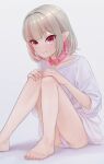  1girl bare_legs barefoot blunt_bangs collar colored_inner_hair commentary fang fang_out feet foot_out_of_frame grey_background grey_hair hands_on_own_knees highres legs looking_at_viewer makaino_ririmu multicolored_hair nijisanji no_pants panties pink_collar pink_hair pointy_ears red_eyes sabamen shirt short_hair simple_background sitting smile solo t-shirt toes two-tone_hair underwear virtual_youtuber white_panties white_shirt 