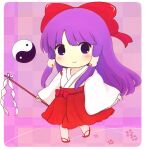  1girl bow chibi commentary_request flip-flops full_body gohei hair_bow hair_tubes hakama hakama_skirt hakurei_reimu hakurei_reimu_(pc-98) holding holding_gohei japanese_clothes kimono long_hair long_sleeves miko orb purple_eyes purple_hair red_bow red_footwear red_hakama red_skirt rei_(tonbo0430) sandals sidelocks skirt touhou touhou_(pc-98) very_long_hair yin_yang yin_yang_orb 