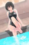  1girl amagami barefoot black_hair black_one-piece_swimsuit bob_cut breasts commentary_request competition_swimsuit highres kankon_(idou_toshokan) looking_at_viewer medium_breasts nanasaki_ai one-piece_swimsuit poolside short_hair sitting smile soaking_feet soles solo swimsuit toes two-tone_swimsuit wet 