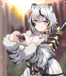  1girl animal_ears armor black_choker black_hair black_nails blue_eyes blurry blurry_background blush breasts chest_sarashi choker cleavage diffraction_spikes erika_byakko fur-trimmed_sleeves fur_trim grin heart heart_hands heterochromia highres japanese_armor japanese_clothes katana kimono long_sleeves looking_at_viewer multicolored_hair orange_eyes orange_hair sarashi short_hair shoulder_armor smile solo streaked_hair sword sword_on_back tiger_ears tiger_girl valefal_coneri virtual_youtuber vreverie weapon weapon_on_back white_hair white_kimono 