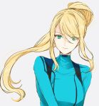  1girl blonde_hair blue_bodysuit bodysuit closed_mouth commentary_request green_eyes grey_background highres lips long_hair looking_at_viewer metroid mole mole_under_mouth pink_lips ponytail roroichi samus_aran sidelocks simple_background solo swept_bangs very_long_hair zero_suit 