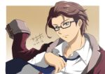  1boy akane_kazami antenna_hair brown_background brown_hair coat dated eiyuu_densetsu glasses grey_eyes highres kuro_no_kiseki loose_clothes necktie portrait rene_kincaid signature simple_background solo upper_body 