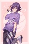  1boy alternate_costume black_pants character_name danganronpa_(series) danganronpa_v3:_killing_harmony hair_between_eyes highres male_focus oma_kokichi pants pink_background purple_eyes purple_hair purple_shirt shirt shoes short_hair simple_background smile solo striped striped_pants t-shirt v yunohito 