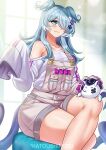  1girl :3 absurdres blue_eyes blue_hair breasts crossed_legs dragon dragon_girl dragon_wings elira_pendora gloves grey_gloves grey_overalls hair_ornament hair_over_one_eye head_wings highres katou_shinobu long_hair looking_at_viewer low_wings medium_breasts nijisanji nijisanji_en overalls pikl_(elira_pendora) shirt single_glove sleeves_past_fingers sleeves_past_wrists smile solo virtual_youtuber white_hair white_shirt white_trim wings x_hair_ornament 