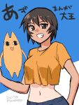  1girl :d arm_behind_back artist_name azumanga_daioh blue_background blue_pants breasts brown_eyes brown_hair commentary copyright_name crop_top crop_top_overhang dated denim grin hair_between_eyes hatanoyyy highres jeans kagura_(azumanga_daioh) large_breasts looking_at_viewer midriff mihama_chiyo&#039;s_father navel outstretched_arm pants shirt short_hair signature sketch smile solo standing t-shirt tan tomboy twitter_username two-tone_background upper_body white_background yellow_shirt 