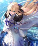  ahoge armor armored_dress black_bow black_fur black_gloves blue_eyes blue_ribbon blush bow cape diamond_(shape) dress fate/grand_order fate_(series) fur_trim gloves hair_between_eyes hair_bow hair_ribbon highres long_hair long_sleeves looking_at_viewer neko_daruma ocean open_mouth ribbon smile tonelico_(fate) twintails water white_cape white_dress 