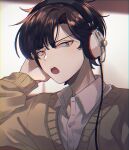  1boy annoyed asymmetrical_bangs black_hair brown_background brown_hair buttons cable cardigan collared_shirt commentary_request enomoto_takane genderswap genderswap_(ftm) gradient_background gradient_hair grey_background hair_between_eyes hand_on_own_head headphones highres kagerou_project long_sleeves looking_at_viewer male_focus mokemoke_chan multicolored_background multicolored_hair muted_color open_collar open_mouth parted_hair partially_unbuttoned school_uniform shirt solo teeth tsurime unbuttoned upper_body upper_teeth_only v-neck white_background white_shirt yellow_cardigan yellow_eyes 