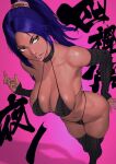  1girl b_0_rukia black_bra black_gloves black_panties bleach bra breasts cleavage dark-skinned_female dark_skin elbow_gloves fingernails gloves hand_on_own_ass highres legs_together lingerie lips long_hair navel panties parted_lips pink_background ponytail purple_hair shihouin_yoruichi thighhighs thighs thong translation_request underwear yellow_eyes 