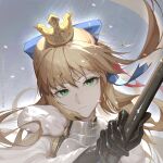  absurdres armor artoria_caster_(fate) artoria_caster_(third_ascension)_(fate) artoria_pendragon_(fate) black_gloves blue_bow bow closed_mouth crown elbow_gloves fate/grand_order fate_(series) fur_trim gloves gold gold_trim green_eyes grey_background hair_between_eyes hair_bow highres holding holding_staff long_sleeves looking_at_viewer makinohara_ue rain red_ribbon rhombus ribbon staff white_fur 