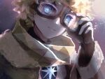  1boy adjusting_goggles baggy_clothes blonde_hair fate/grand_order fate/requiem fate_(series) gloves highres looking_at_viewer male_focus pistachiohyeah scarf short_hair smile solo star_(symbol) upper_body voyager_(fate) voyager_(third_ascension)_(fate) white_tunic yellow_scarf 
