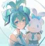  1girl :3 aqua_eyes aqua_hair aqua_necktie bare_shoulders blue_bow bow chinese_commentary chunhwei_lee cinnamiku cinnamoroll collared_shirt commentary_request detached_sleeves gradient_background green_background grey_shirt hair_bow hatsune_miku highres holding long_hair necktie sanrio shirt sleeveless sleeveless_shirt smile solo updo upper_body vocaloid weibo_logo weibo_username 