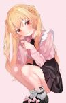  1girl absurdres black_footwear black_skirt blonde_hair blush bow closed_mouth commentary double_bun hair_bun highres jirai_kei little_witch_nobeta long_hair long_sleeves looking_at_viewer mary_janes nobeta pan_(pixiv41343614) pink_shirt pleated_skirt red_eyes shirt shoes skirt smile socks solo split_mouth squatting very_long_hair white_socks 