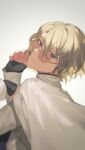  1boy black_shirt blonde_hair cape faust_lavinia grey_shirt highres long_sleeves looking_at_viewer looking_back mahoutsukai_no_yakusoku male_focus parted_lips piza-chan purple_eyes shirt short_hair solo sunglasses teeth wavy_hair white_cape 