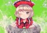  1girl blush brown_eyes brown_hair closed_mouth green_background hat instrument itomugi-kun keyboard_(instrument) long_sleeves looking_at_viewer lyrica_prismriver one_eye_closed red_headwear red_vest shirt short_hair smile solo touhou upper_body vest white_shirt 