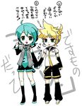  2boys blonde_hair chibi full_body green_eyes green_hair hand_holding hatsune_mikuo kagamine_len lowres male_focus milenkuo multiple_boys shorts shota smile smiling tiny_shorts translation_request trap vocaloid white_background yaoi 