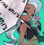  1girl aqua_eyes artist_name black_gloves breasts cephalopod_eyes closed_mouth commentary crop_top cropped_vest dark_skin fingerless_gloves from_side gloves green_background grey_hair holding holding_weapon iida_(splatoon) inkling_(language) light_particles long_hair looking_at_viewer looking_back makeup mascara medium_breasts mole mole_under_mouth multicolored multicolored_skin octarian pointy_ears signature smile solo splat_brella_(splatoon) splatoon splatoon_(series) splatoon_2 standing suction_cups tentacle_hair ueda_kou weapon zipper zipper_pull_tab 