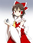  ascot bad_id bad_pixiv_id bow brown_hair commentary detached_sleeves fish hair_bow hair_tubes hakurei_reimu raised_eyebrow rin_(royal) severed_head solo touhou uneven_eyes 