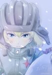  1girl bangs black_gloves black_hat blizzard blonde_hair blue_eyes buchikaki character_name closed_mouth commentary cyrillic dated frown girls_und_panzer gloves green_jumpsuit hat helmet katyusha long_sleeves looking_at_viewer military military_uniform pravda_military_uniform short_hair snow solo tank_helmet twitter_username uniform upper_body v-shaped_eyebrows wind 
