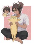  1boy animal aragami_oga barefoot black_hair black_pants border cat chibi crossed_legs dark-skinned_male dark_skin demon_horns green_eyes highres holding holding_animal holding_cat holostars horns mioto_(tsubsq_m) outline pants pink_background shirt short_hair simple_background single_horn solo virtual_youtuber white_border white_outline white_shirt 