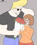  1boy 1girl biceps black-framed_eyewear black_shirt blonde_hair blue_pants bouquet breasts broad_shoulders brown_eyes brown_hair cartoon_network clothes_lift commentary crossover denim flower freckles gift glasses grin hand_on_own_head hanna-barbera height_difference highres holding holding_bouquet jeans johnny_bravo johnny_bravo_(series) large_breasts large_pectorals muscular muscular_male nervous nervous_smile nervous_sweating orange_sweater own_hands_clasped own_hands_together pants pectorals pompadour red_flower red_rose red_skirt rose scooby-doo scratching_head shirt short_hair shy skirt smile spanish_commentary sunglasses sweat sweatdrop sweater sweater_lift thecooleralexico tight_clothes tight_shirt turtleneck turtleneck_sweater twitter_username velma_dace_dinkley 