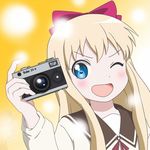  &gt;:) akaza_akari blonde_hair bow camera cosplay dp_nobi dress hair_bow hidamari_sketch one_eye_closed open_mouth rollei_35 sailor_dress school_uniform serafuku smile solo tamayura toshinou_kyouko transparent v-shaped_eyebrows when_you_see_it yuru_yuri 