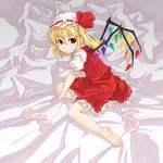  ascot bare_legs barefoot blonde_hair dress flandre_scarlet hat hat_ribbon highres itsuki_(nanairo_megane) looking_back red_eyes ribbon short_hair side_ponytail socks socks_removed solo touhou wings 