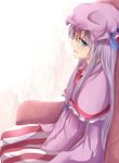  between_legs blue_eyes capelet dress hair_ribbon hand_between_legs hat long_hair looking_at_viewer patchouli_knowledge purple_dress purple_hair ram_hachimin ribbon sitting smile solo striped striped_dress touhou v_arms 