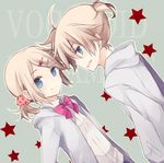  1girl blonde_hair blue_eyes bow bowtie brother_and_sister dutch_angle fang hair_ornament hairclip hood hoodie kagamine_len kagamine_rin looking_at_viewer open_mouth short_hair siblings simple_background star twins vocaloid yuuki_arisu_(yuigi) 