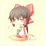  =_= bare_shoulders black_hair cat chibi cup detached_sleeves hair_tubes hakurei_reimu highres holding kneeling pillow solo touhou wakagi_repa 