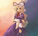  adapted_costume blonde_hair bow brown_eyes choker closed_fan detached_sleeves dress fan folding_fan hat long_hair puffy_sleeves ribbon ribbon_choker smile solo tes_(unpre) touhou yakumo_yukari 