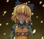  beni_(bluebluesky) blonde_hair bow glowing glowing_eyes hair_bow kurodani_yamame long_sleeves red_eyes short_hair smile solo touhou 