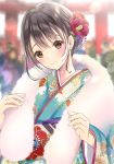  1girl bangs blue_kimono blurry blurry_background blush brown_eyes brown_hair closed_mouth commentary_request depth_of_field eyebrows_visible_through_hair floral_print flower fur_collar hair_flower hair_ornament head_tilt highres japanese_clothes kanzashi kimono light_particles long_sleeves looking_at_viewer obi original print_kimono red_flower sash short_hair sidelocks smile solo ueno_tomo upper_body wide_sleeves 