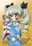  1girl 2019 alternate_costume anchovy arms_up bangs blue_kimono carro_veloce_cv-33 checkered checkered_background commentary_request cowboy_shot crossed_arms daisy drill_hair eyebrows_visible_through_hair facepaint floral_print flower food frown girls_und_panzer green_hair ground_vehicle hagoita hair_ribbon happy_new_year head_tilt holding_paddle japanese_clothes kanau kimono light_particles long_hair long_sleeves looking_at_viewer military military_vehicle motor_vehicle new_year obi paddle pizza print_kimono red_eyes ribbon sash solo tank twin_drills wide_sleeves yellow_background 
