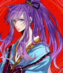  blue_eyes eyeshadow hair_ribbon japanese_clothes kamui_gakupo long_hair makeup male_focus ponytail purple_hair qazrr red_background ribbon solo upper_body vocaloid 