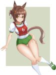  1girl animal_ears brown_hair buruma character_name clover_hair_ornament commentary fine_motion_(umamusume) green_background green_buruma green_eyes green_footwear gym_shirt gym_uniform hair_ornament hand_on_own_thigh highres horse_ears horse_girl horse_tail invisible_chair kemuri_(etep3372) kneehighs race_bib shirt shoes short_ponytail short_sleeves sitting sneakers socks solo t-shirt tail thigh_gap translated umamusume white_shirt white_socks 