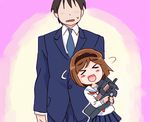  &gt;_&lt; :d aida_yuu blush bob_cut brown_hair bullpup closed_eyes gun gunslinger_girl hairband happy height_difference henrietta_(gunslinger_girl) jose_croce kotoura-san open_mouth p90 parody school_uniform serafuku short_hair smile sonna_koto_ura_no_mata_urabanashi_desho? spinning submachine_gun sweatdrop weapon xd 