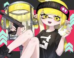  1girl black_background black_footwear black_headband black_shirt blonde_hair can commentary drink_can eyelashes gun headband highres holding holding_gun holding_weapon inkling_girl inkling_player_character long_hair looking_at_viewer n-zap_(splatoon) open_mouth print_shirt red_background shirt smile soda_can solo splatoon_(series) splatoon_3 symbol-only_commentary tacticooler_(splatoon) tentacle_hair two-tone_background weapon yellow_eyes yomeniwan 
