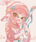  1girl beanie commentary_request gun hat highres holding holding_gun holding_weapon inkling_girl inkling_player_character medium_hair open_mouth pink_hair pink_headwear pink_shirt pointy_ears print_shirt shirt simple_background smile solo splatoon_(series) splatoon_3 squiffer_(splatoon) tentacle_hair thick_eyebrows upper_body weapon white_background yellow_eyes yksb_inc6 