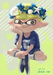  1boy absurdres blue_footwear blue_shirt closed_mouth commentary_request cross-laced_footwear green_background green_hair head_wreath highres inkling inkling_boy inkling_player_character koyomi_yamai male_focus pointy_ears print_shirt shirt shoes short_hair sitting smile socks solo splatoon_(series) splatoon_3 tentacle_hair white_eyes white_socks 