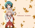  autumn brown_hair closed_eyes foreshortening green_eyes green_hair grin hidamari_sketch highres leaf multiple_girls nazuna nori sachou school_uniform short_hair smile twintails v wallpaper 