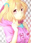  amaoto_sanba aqua_scrunchie blonde_hair checkered checkered_background clothes_writing hair_ornament hair_scrunchie highres hood hood_down hoodie kagerou_project kisaragi_attention_(vocaloid) kisaragi_momo looking_at_viewer red_eyes scrunchie short_hair side_ponytail simple_background solo typo upper_body vocaloid zipang_(kawaguchi_kaiji) 