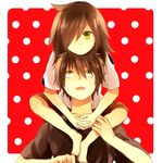  1girl bags_under_eyes barefoot black_hair brother_and_sister carrying full_body green_eyes hair_over_one_eye kuroki_tomoki kuroki_tomoko long_hair marimo_(yuki19910906) messy_hair polka_dot polka_dot_background red_background shirt short_hair shorts shoulder_carry siblings standing t-shirt watashi_ga_motenai_no_wa_dou_kangaetemo_omaera_ga_warui! 