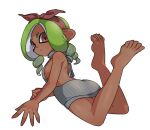  1girl barefoot bow breasts brown_bow brown_eyes brown_hairband closed_mouth commentary_request crossed_legs dark-skinned_female dark_skin eyebrow_cut feet feet_up full_body green_hair hairband ikki_(gsl_9708) korean_commentary legs long_hair lying medium_breasts meme_attire octoling octoling_girl on_stomach simple_background solo splatoon_(series) tentacle_hair toes virgin_killer_sweater white_background 