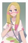  1girl blonde_hair border closed_mouth collarbone commentary_request eyelashes green_background grey_bag hand_up highres holding holding_paintbrush long_hair mina_(pokemon) multicolored_hair paintbrush pokemon pokemon_sm purple_eyes shirt short_sleeves sidelocks solo two-tone_hair umibato upper_body white_border 