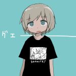  &gt;_&lt; 1other :t against_glass androgynous aqua_background aqua_eyes arms_at_sides bad_id bad_twitter_id black_shirt blonde_hair clothes_writing looking_at_viewer open_mouth original romaji_text shirt short_hair short_sleeves simple_background solo straight-on t-shirt translation_request umi_ha_kirai upper_body 